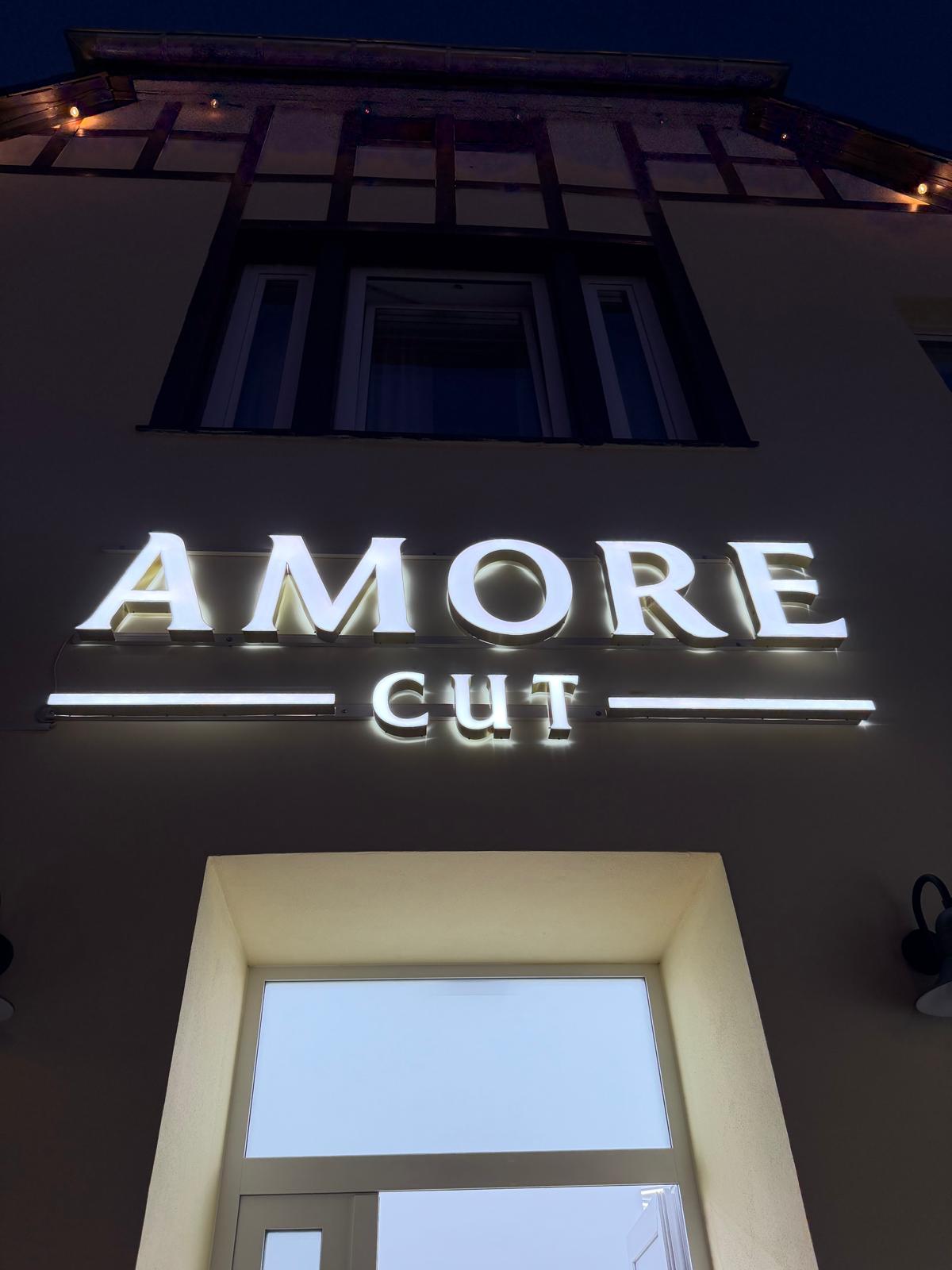 Amore Cut – Eingang bei Nacht